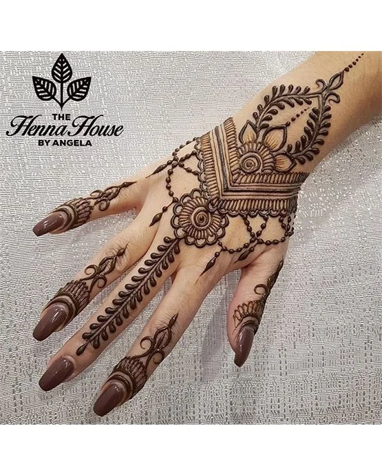 Minimal Sketch Back Hand Mehndi Design Arrangement Minimal Sketch Back Hand Mehndi Design Arrangement